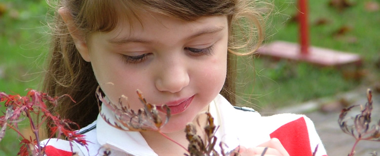 Bimba rett con fiori