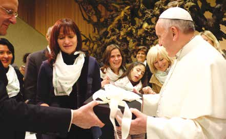 La presidente Lucia Dovigo consegna un piccolo pensiero al Santo Padre